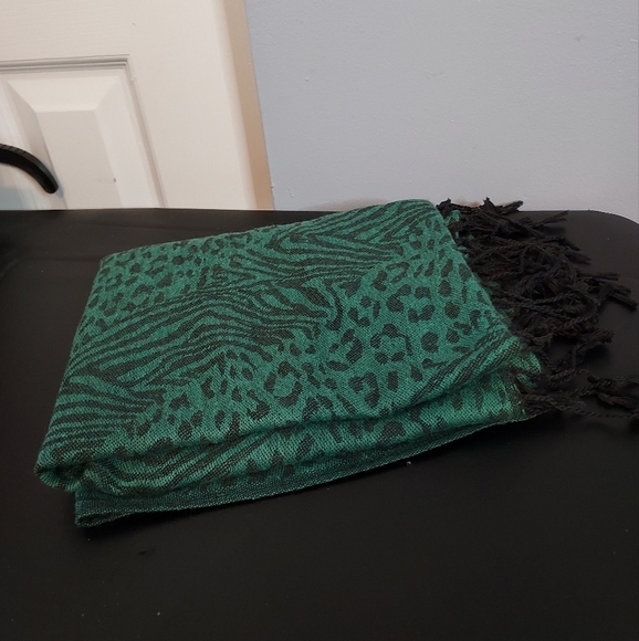 Green/Black Scarf One Size Half Leopard Print - Picture 1 of 5